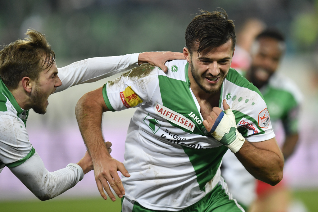 St. Gallen's Lucas Cueto, links, und Albian Ajeti, bejubeln dessen Treffer zum 2-1, im Fussball Super League Spiel zwischen dem FC St. Gallen und dem FC Sion, am Sonntag, 4. Dezember 2016, im Kybunpark in St. Gallen. (KEYSTONE/Gian Ehrenzeller)