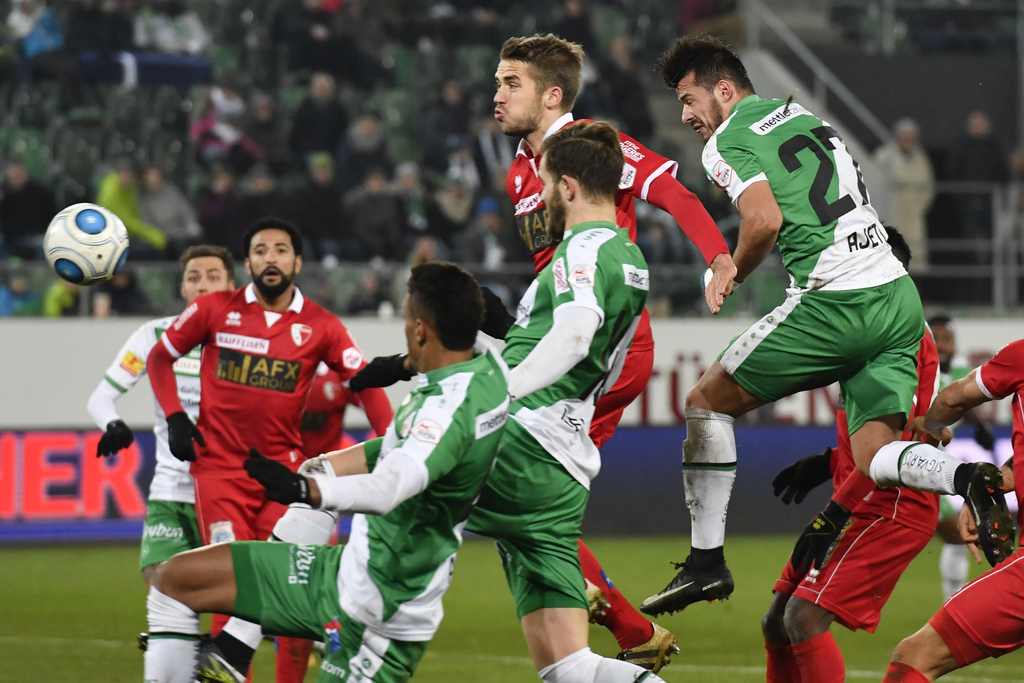 Der Sittener Gregory Karlen, Mitte, und der St. Galler Albian Ajeti, rechts, im Luftduell, im Fussball Super League Spiel zwischen dem FC St. Gallen und dem FC Sion, am Sonntag, 4. Dezember 2016, im Kybunpark in St. Gallen. (KEYSTONE/Gian Ehrenzeller)