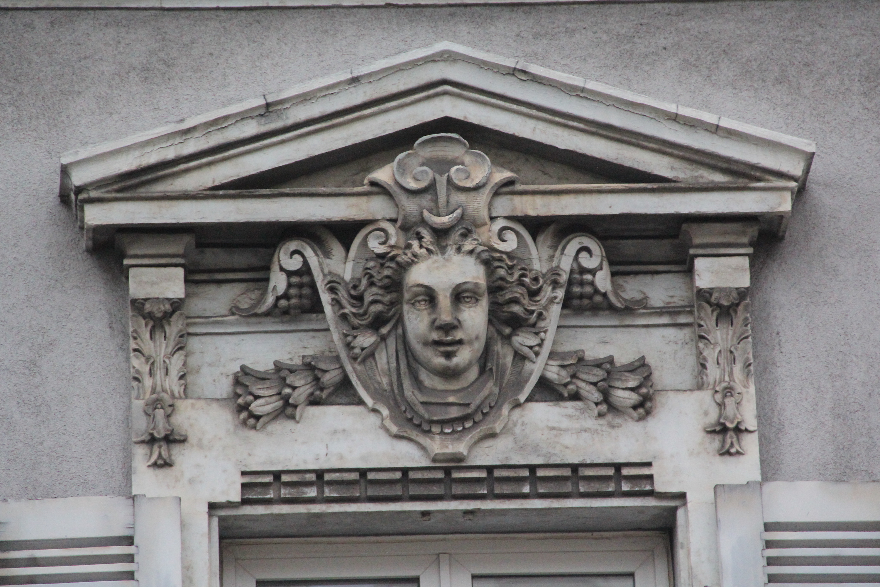Noch schauen die Maskarone von der Fassade aus dem 19. Jahrhundert herab. Was aber mit dem Gebäude geschehen wird, steht noch in den Sternen.