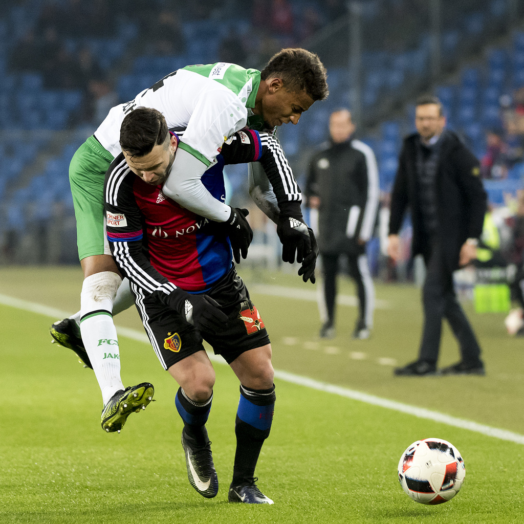 Der St. Galler Martin Angha, oben, im Kampf um den Ball gegen den Basler Renato Steffen, unten, im Fussball Meisterschaftsspiel der Super League zwischen dem FC Basel 1893 und dem FC St. Gallen, im Stadion St. Jakob-Park in Basel, am Samstag, 10. Dezember 2016. (KEYSTONE/Georgios Kefalas)