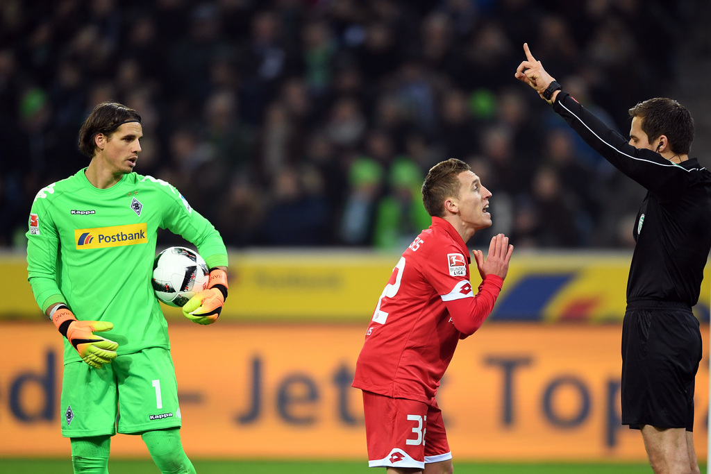Fu�ball: Bundesliga, Borussia Moenchengladbach - FSV Mainz 05, 14. Spieltag am 11.12.2016 im Stadion im Borussia-Park, Moenchengladbach (Nordrhein-Westfalen). Der Mainzer Pablo De Blasis (M) diskutiert mit Schiedsrichter Robert Hartmann, nachdem er ein Tor aberkannt hatte. Links steht der Torwart Yann Sommer von Moenchengladbach. (Wichtiger (KEYTONDE/dpa/Federico Gambarini)