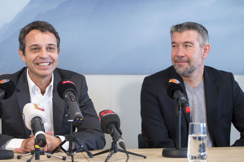 Der Basler Cheftrainer Urs Fischer, rechts, und FCB Praesident Bernhard Heusler, links, sprechen anlaesslich einer Medienkonferenz zur Bilanz des FC Basel in der Hinrunde der Super League-Saison 2016/2017, am Montag, 12. Dezember 2016, im St. Jakob Park Stadion in Basel. (KEYSTONE/Patrick Straub)