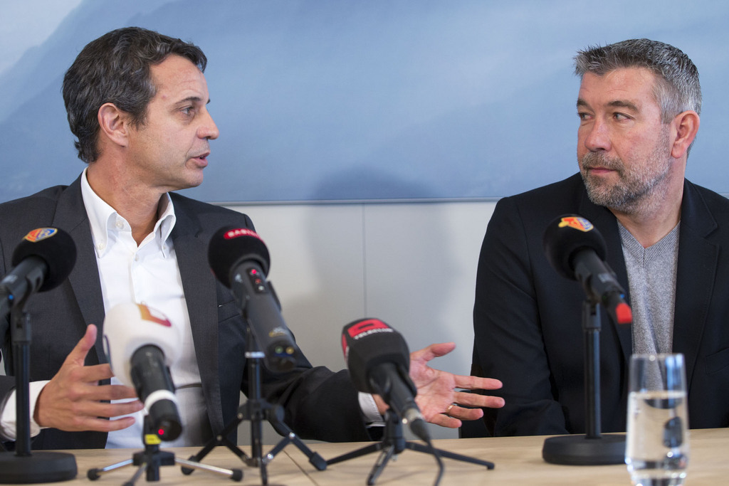 Der Basler Cheftrainer Urs Fischer, rechts, und FCB Praesident Bernhard Heusler, links, sprechen anlaesslich einer Medienkonferenz zur Bilanz des FC Basel in der Hinrunde der Super League-Saison 2016/2017, am Montag, 12. Dezember 2016, im St. Jakob Park Stadion in Basel. (KEYSTONE/Patrick Straub)