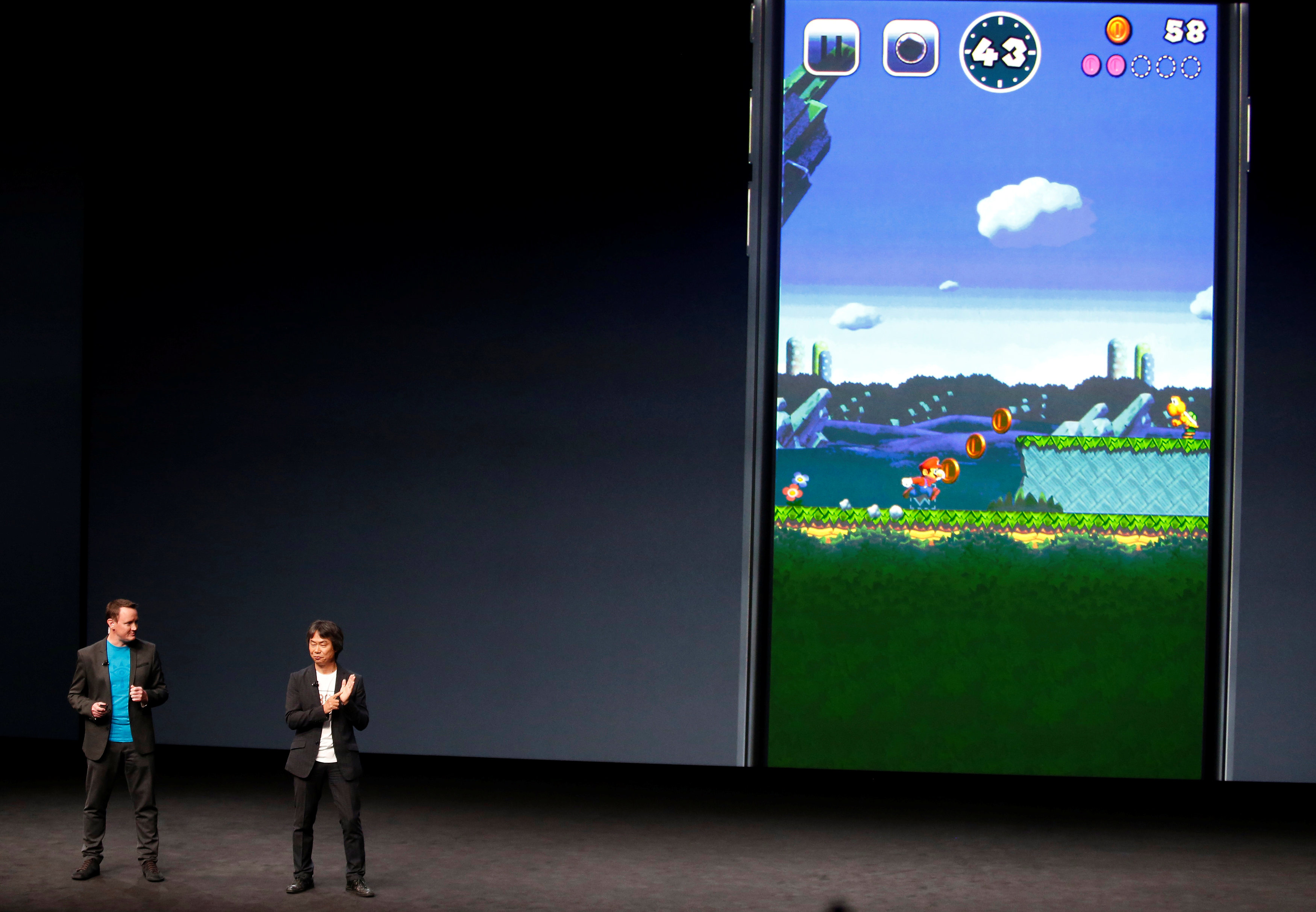 Shigeru Miyamoto (rechts) bei der Ankündigung von «Mario Run» für das iPhone bei Apple in San Francisco im September. Nun ist das Spiel weltweit erhältlich.