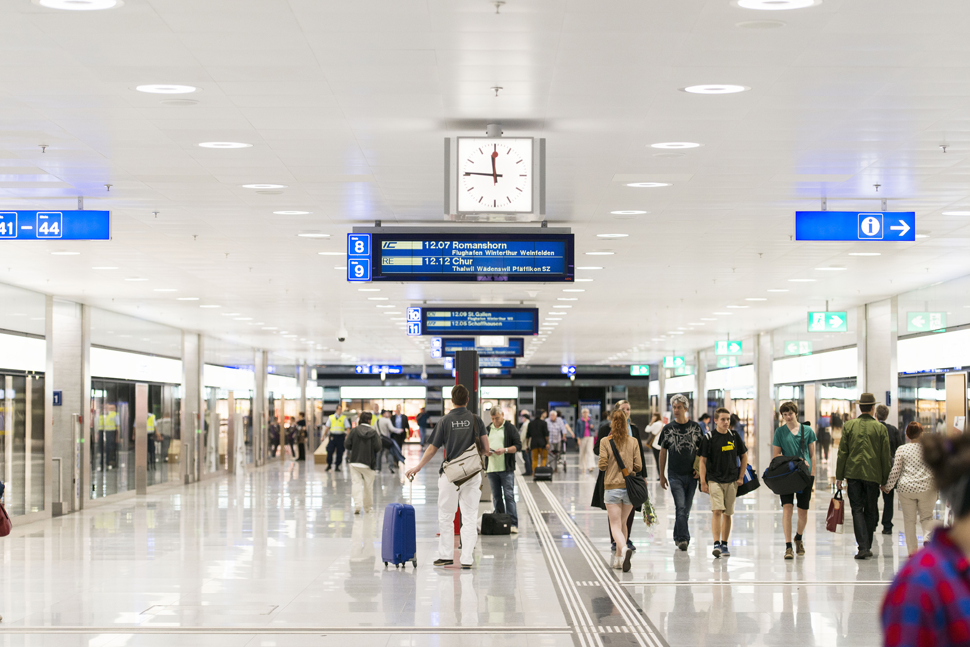 Rail passengers walk through the shopping arcade at Loewenstrasse train station in Zurich Main Station, Switzerland, pictured on July 14, 2014. (KEYSTONE/Christian Beutler) Reisende gehen durch die Ladenpassage im Bahnhof Loewenstrasse am Hauptbahnhof Zuerich, aufgenommen am 14. Juli 2014. (KEYSTONE/Christian Beutler)