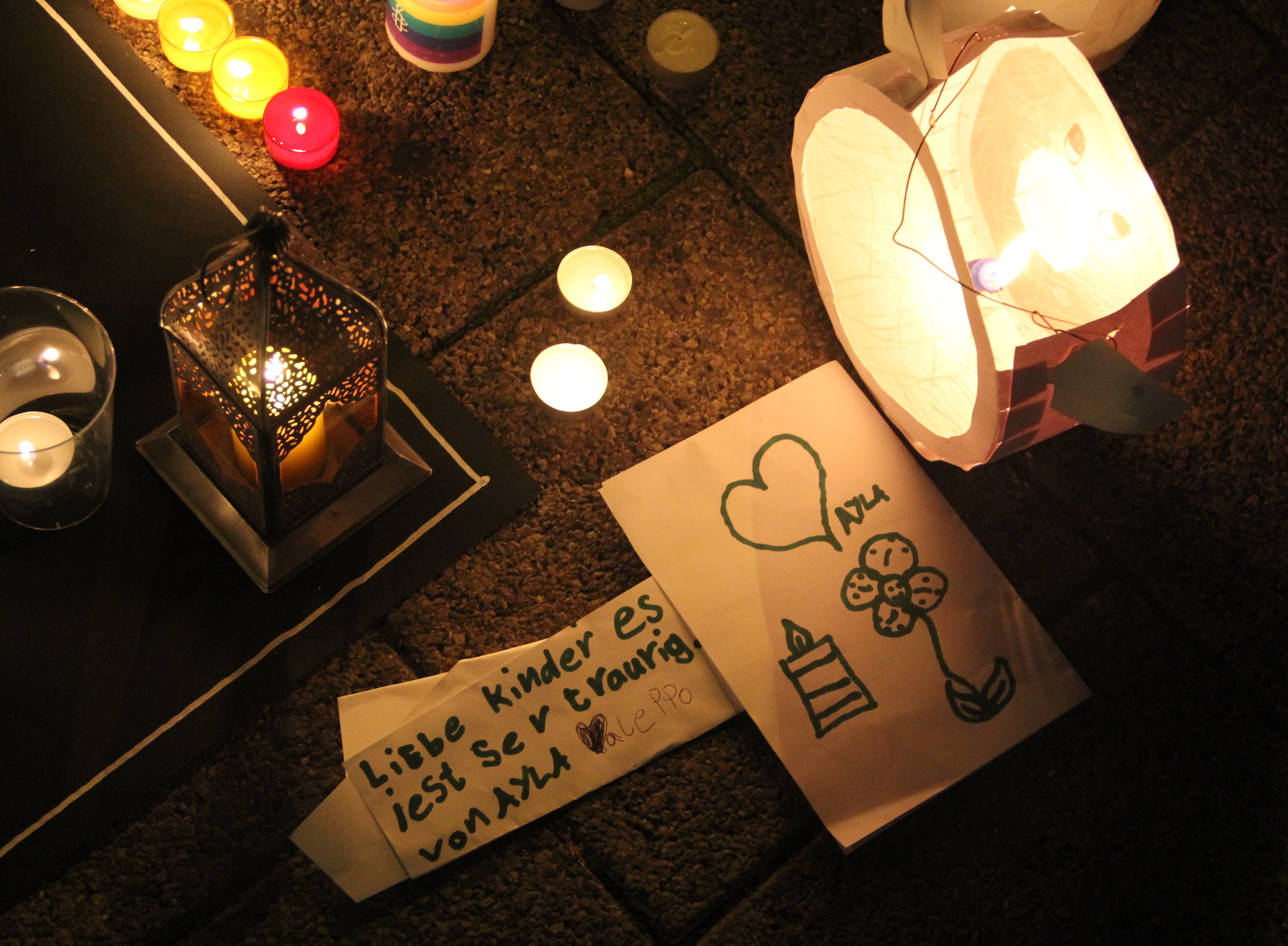 Auch die Kleinen zeigten sich betroffen: Kinderzeichnungen und selbstgebastelte Laternen für die Menschen in Aleppo.