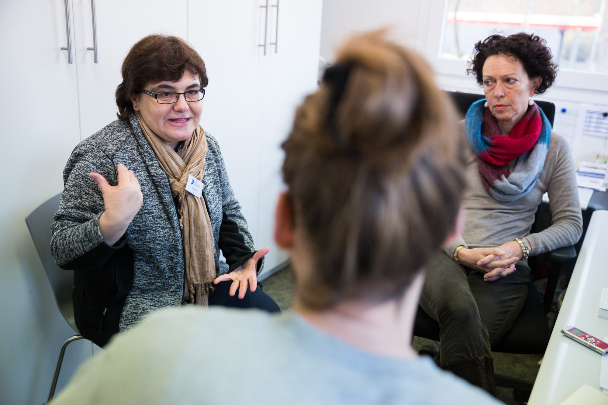 Beim Empfangs- und Verfahrenszentrum Basel kümmern sich die Seelsorgerinnen Susy Mugnes (links im Bild) und Astrid Geistert (rechts im Bild) um Asylsuchende.