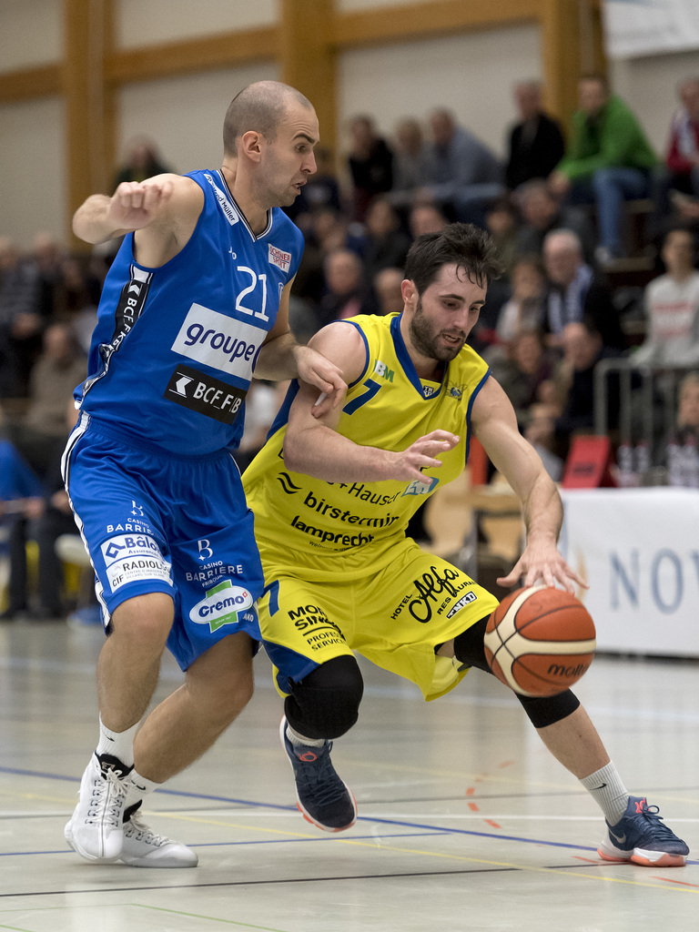 Der Birstaler Joel Fuchs, rechts, im Zweikampf gegen den Freiburger Dusan Mladjan, links, waehrend des Spiels der Basketball National League A zwischen den Starwings Basket Regio Basel und dem Fribourg Olympic Basket Club, in der Sporthalle in Birsfelden, am Sonntag, 18. Dezember 2016. (KEYSTONE/Georgios Kefalas)