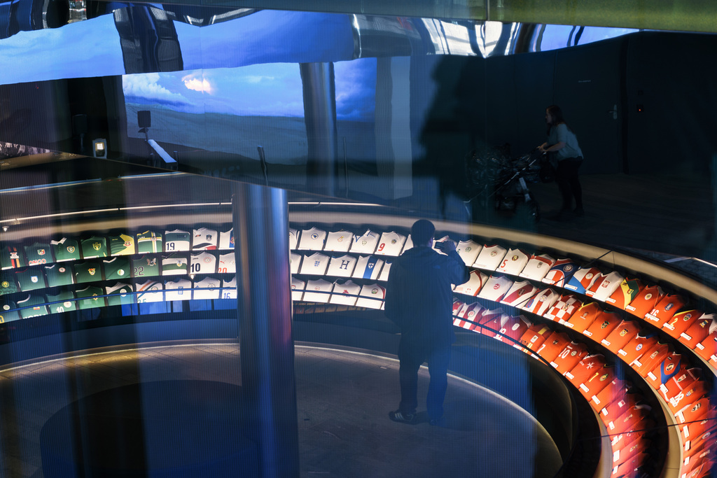 JAHRESRUECKBLICK 2016 - KULTUR - The jerseys of the national football teams of all Fifa's member countries are shown in the rainbow room at the FIFA World Football Museum in Zurich, Switzerland, on May 17, 2016. Exhibits at the museum, which is owned and operated by FIFA, include memorabilia from every FIFA World Cup and FIFA Women's World Cup. (KEYSTONE/Christian Beutler)