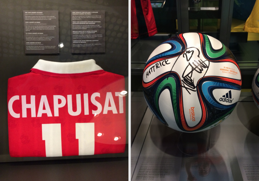 Aus der Pretiosensammlung: Links das Nationaltrikot, das Stéphane Chapuisat 1994 an der WM für die Schweiz trug, rechts der Ball mit dem Xherdan Shaqiri an der WM 2014 einen Hattrick gegen Honduras erzielte.