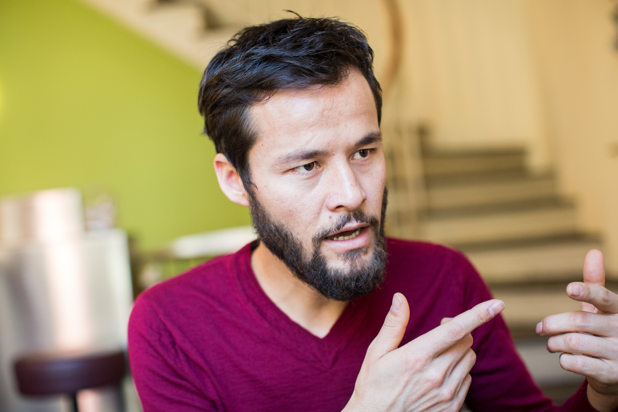 Rohula Ahmadi beim Interview im Unternehmen Mitte.