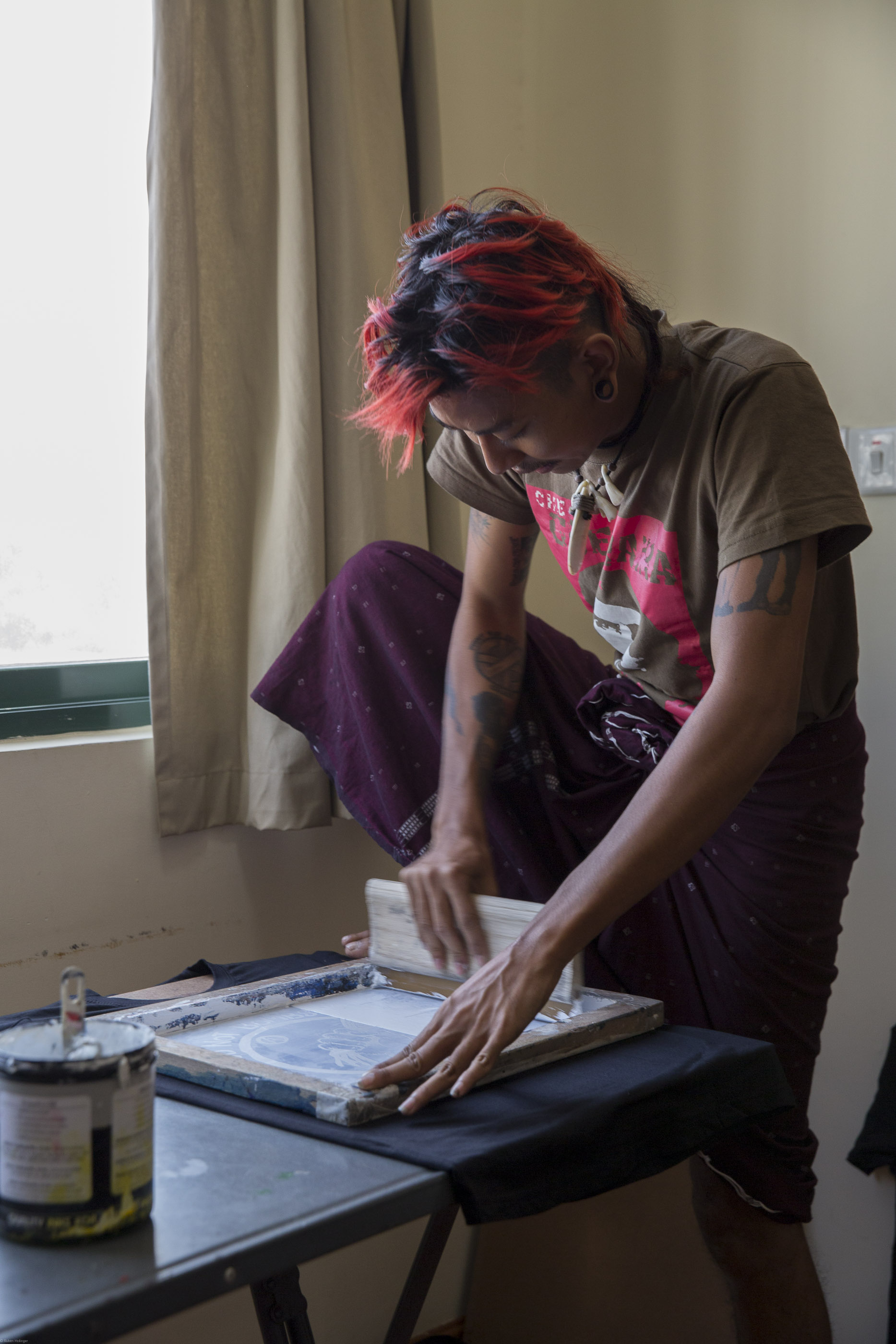 Für den Siebdruck zieht Punk Kyaw Kyam wieder den traditionellen Longhi an