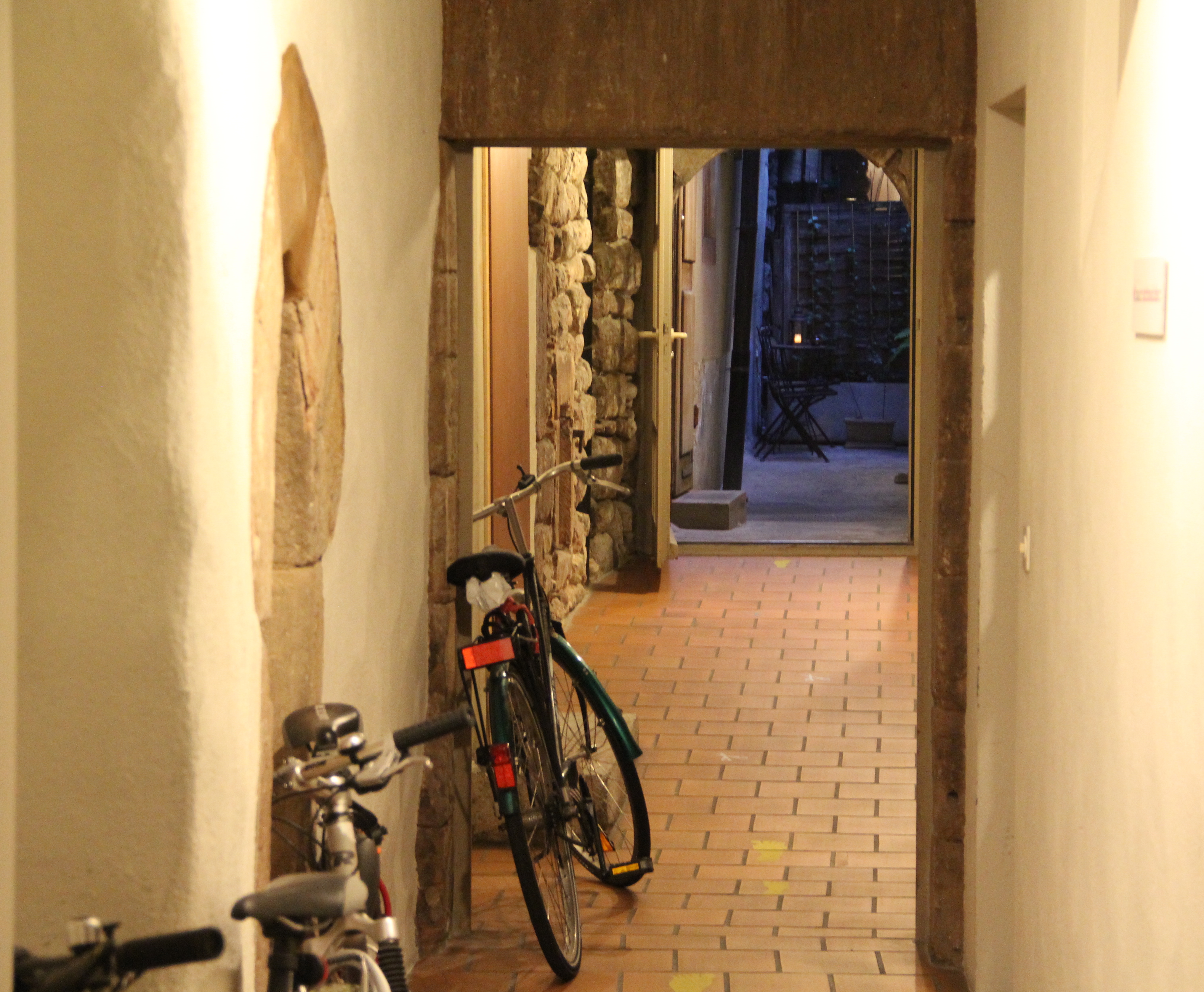 Einer von mehreren versteckten Erschliessungswege: Das St. Andreasgässlein ist heute in ein Treppenhaus integriert. Einst war der Trampelpfad dazu da, um in die Hinterhäuser der Talstadt zu gelangen.