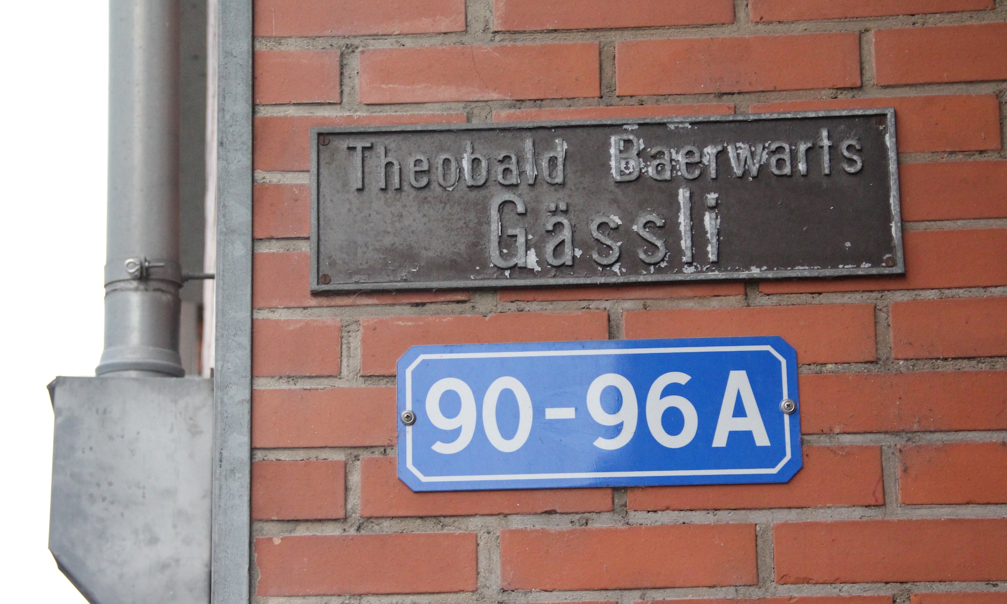 Theobald Baerwart schwärmte einst in seinen Memoiren von einem wilden Gässlein seiner Kindertage. Ein inoffizielles Strassenschild im Rosentalquartier erinnert noch daran.