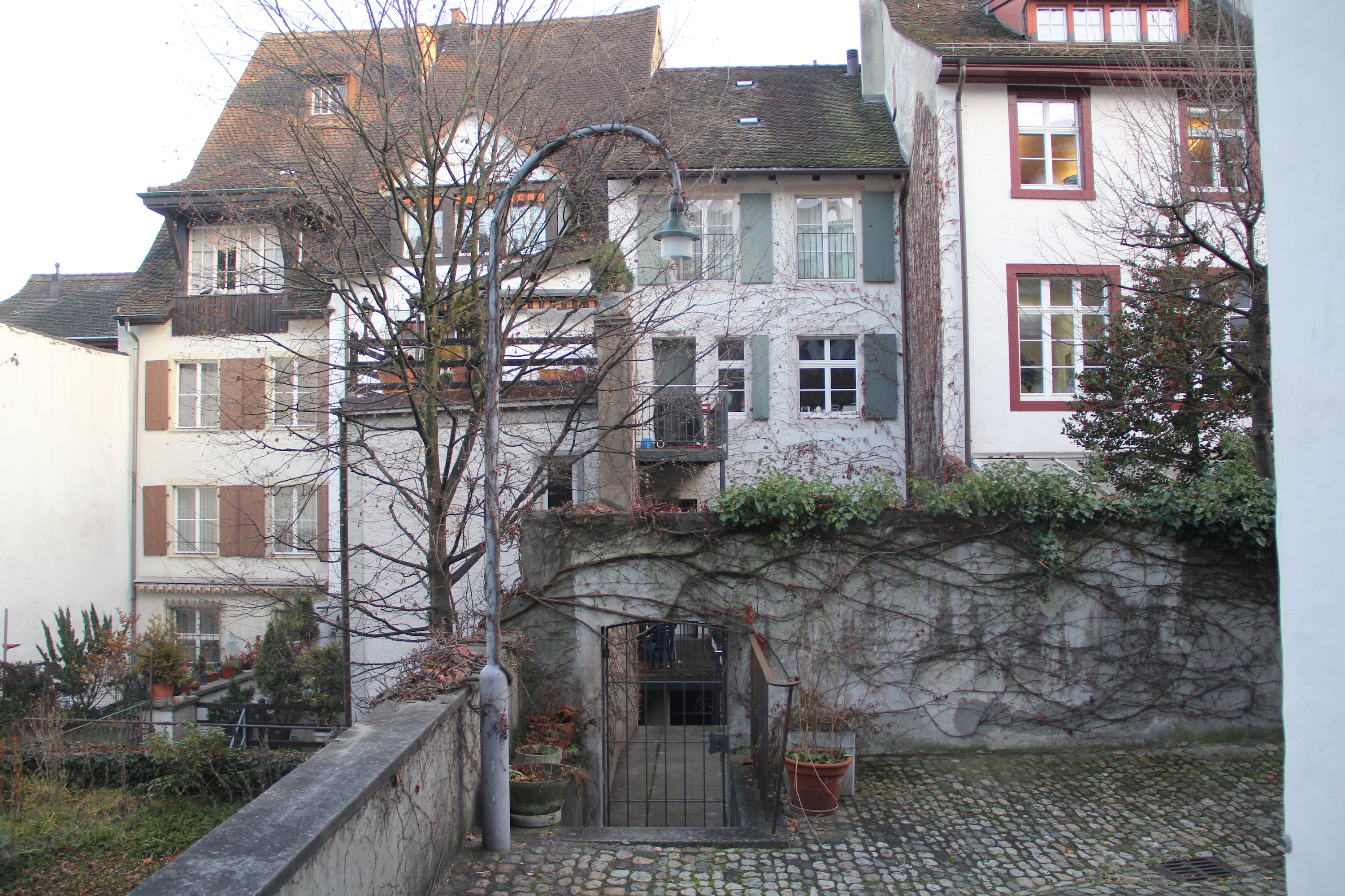 Etwas versteckt und weniger bekannt als sein Namensvetter: Das obere Pfeffergässlein führt nicht zum Imbergässlein, gewährt aber Einblick zu den Hinterhäusern der Altstadt.