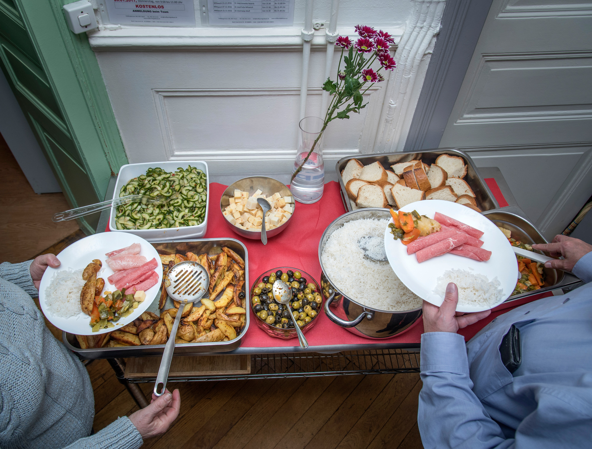 Zum vierzigjährigen Jubiläum gibt es Fondue Chinoise mit allem was dazu gehört.