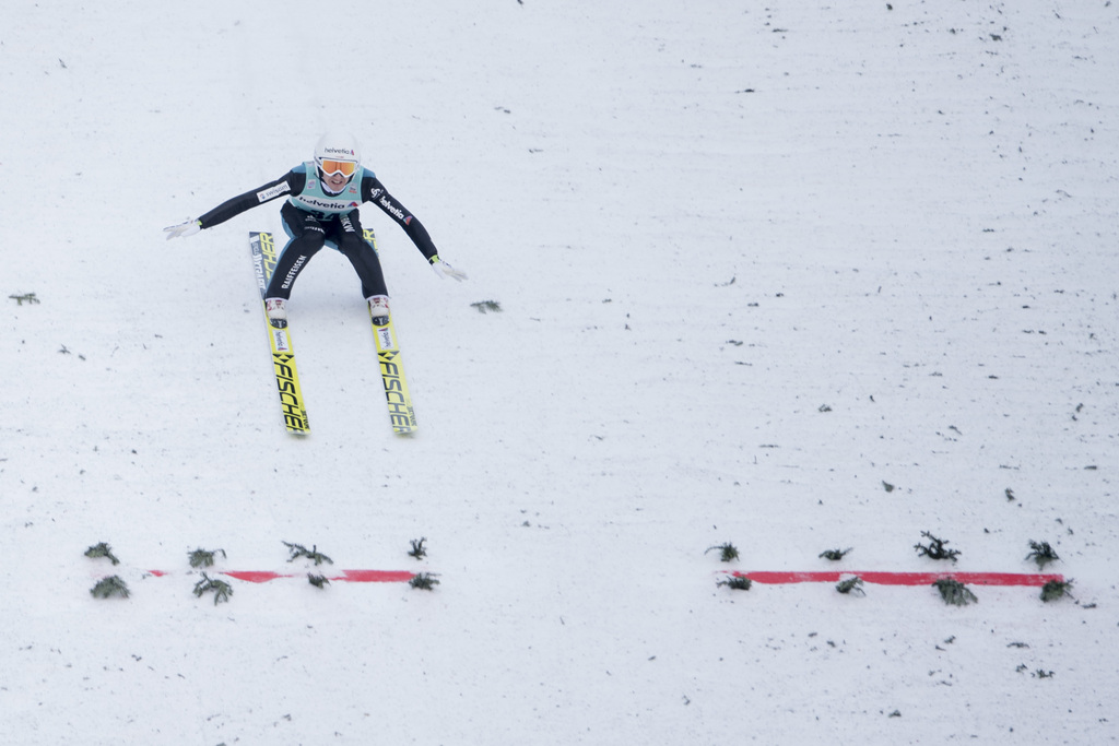 Simon Ammann from Switzerland in action at the men's FIS World Cup Ski Jumping at the Titlisschanze in Engelberg, Switzerland, Sunday, 18 December 2016. (KEYSTONE/Urs Flueeler)