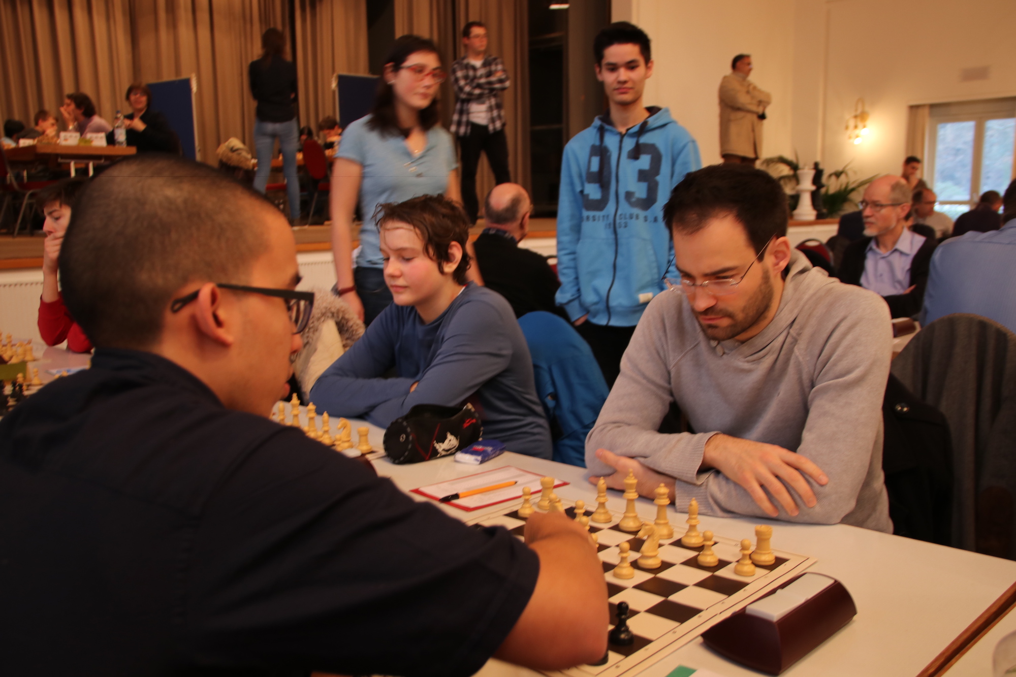 Von der Rolle: Der Schweizer Ausnahmespieler Yannick Pelletier (rechts) muss in der letzten Runde in Riehen fern der Bühne gegen Amateur Simon Schweizer antreten.