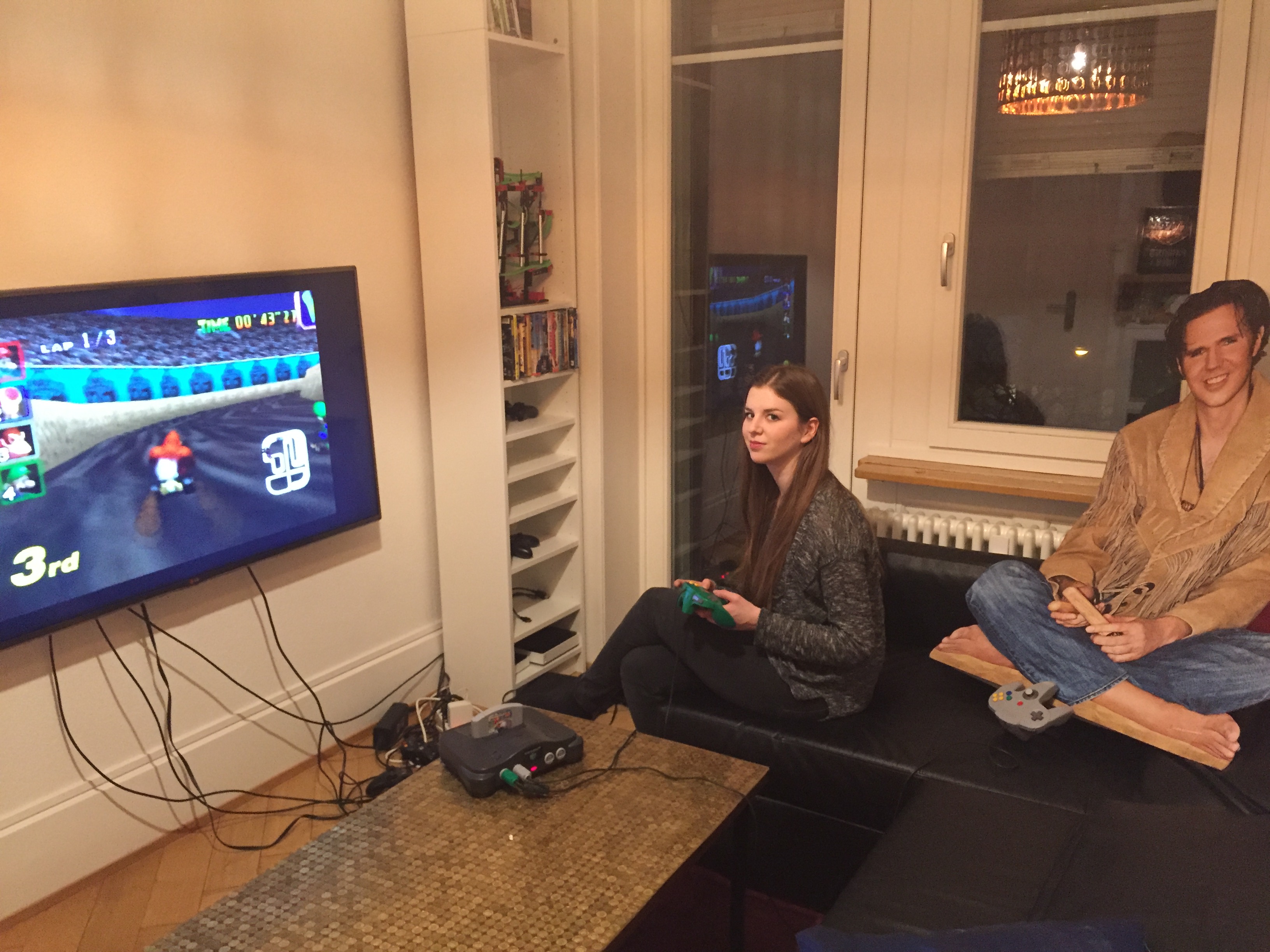 Fragen Sie nicht, wieso ich mit einer Pappfigur Mario Kart spiele. Und wieso ich nur auf dem dritten Platz bin. 