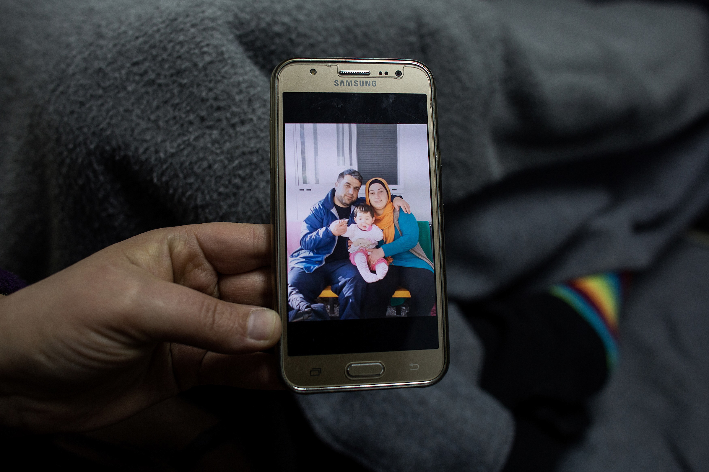 Eine junge Frau aus Syrien, wartet seit Monaten auf ihre Familienzusammenf�hrung. das gemeinsame Baby hat ihr Mann, der schon in Deutschland Asylstatus hat, erst k�rzlich bei einem Besuch in Lagadikia zum ersten Mal gesehen. Auf dem Display sieht man sie alle drei zusammen w�hrend dieses Besuches. Jetzt ist Ihr Mann wieder in Deutschland und versucht die Familie nachzuholen.