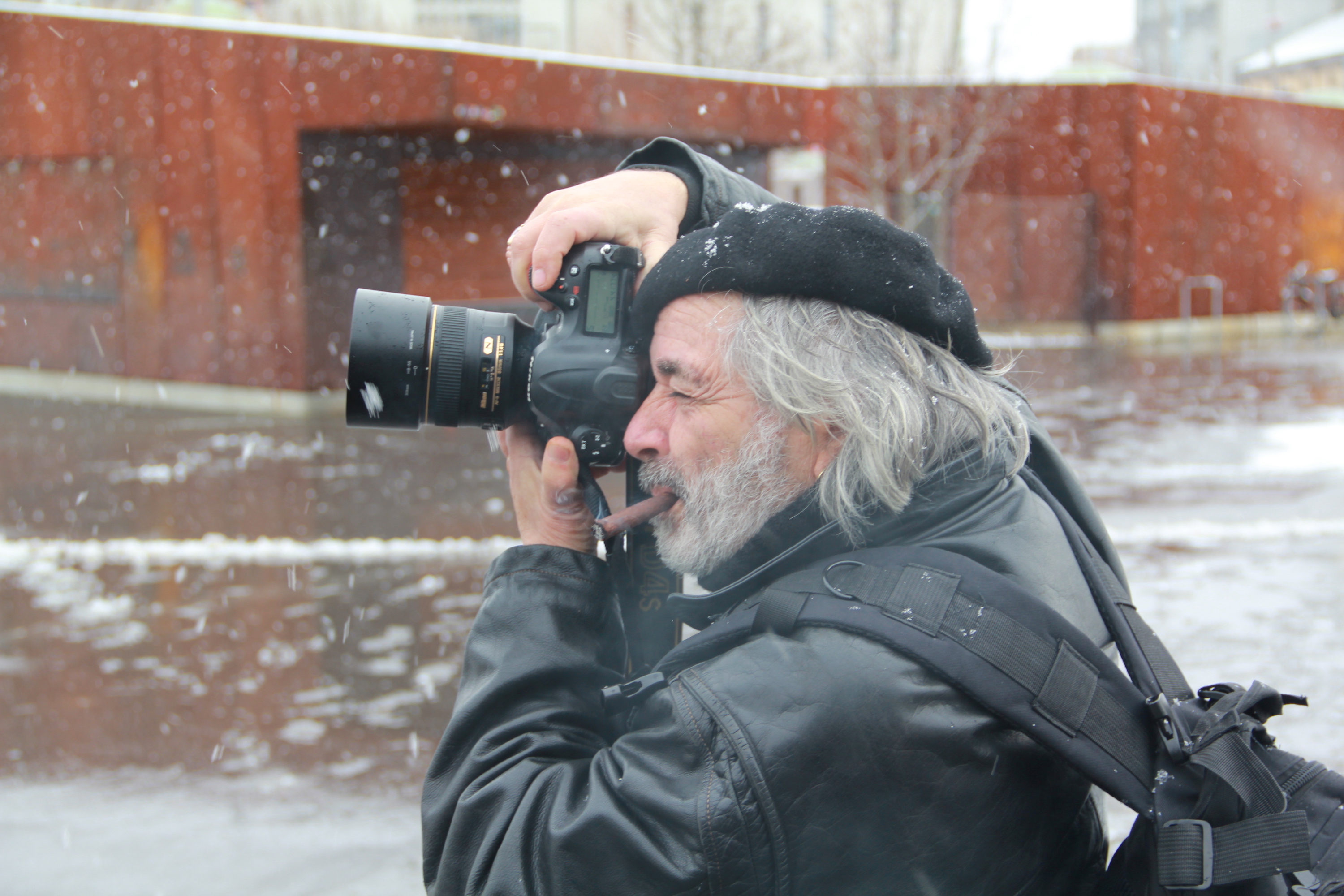 Seine erste Kamera bekam er als Teenager vom Regisseur und Dichter Pier Paolo Pasolini geschenkt. Seither ist Pino Bertelli überzeugt, dass die Strasse die wahre Fotografenschule ist.