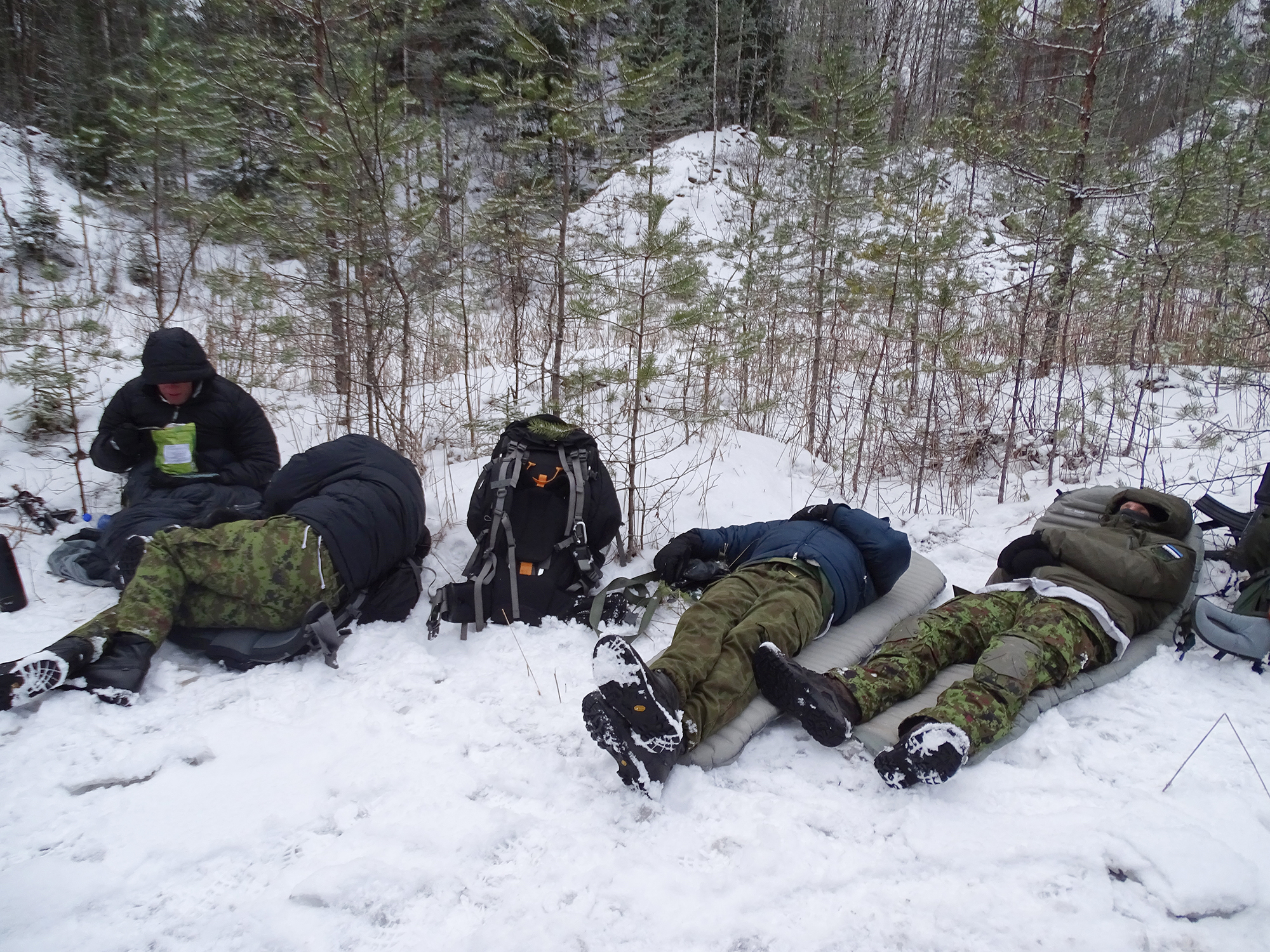 Warum man sich in den Schnee legt bei Minusgraden, darüber gibt es verschiedene Aussagen: Sie schwanken zwischen «lernen in der Natur zu überleben» bis hin sich gegen mögliche Feinde wie Russand zu wehren.