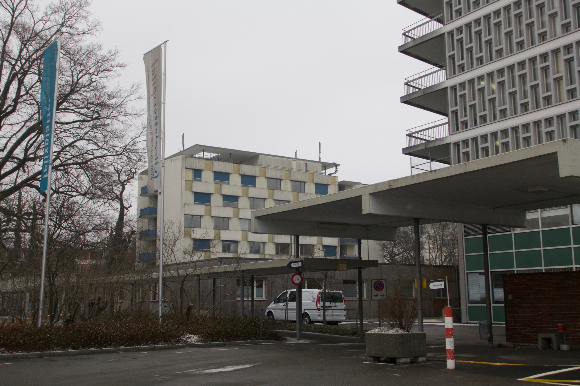 Die ehemaligen, nicht geschützten Schwesternhäusern (im Hintergrund) sollen vorerst stehenbleiben und unter anderem als Wohnraum für Studierende gfenutzt werden.