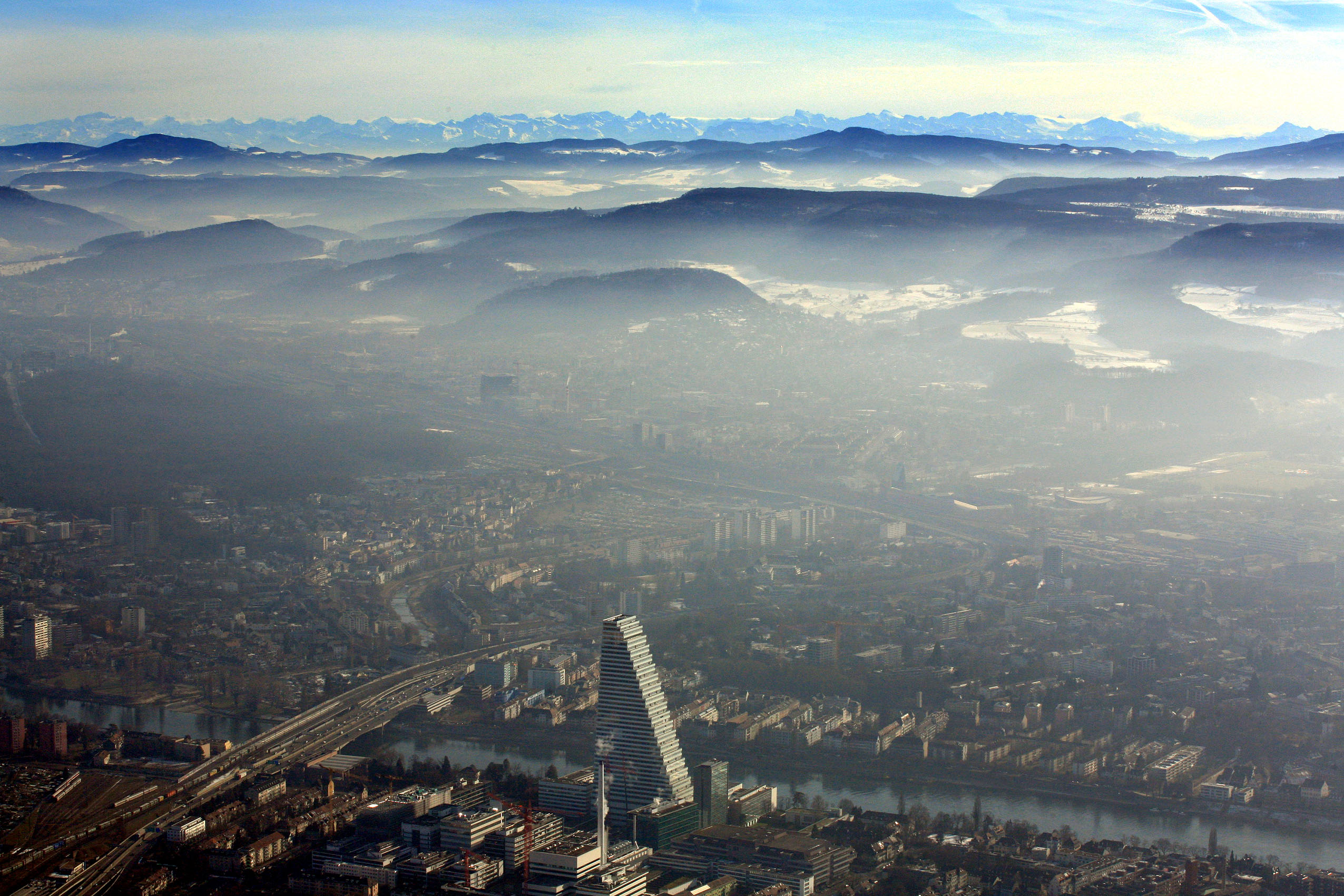 Der perfekte Sonntag in einem Bild: Basel, Berge und der Rhein.