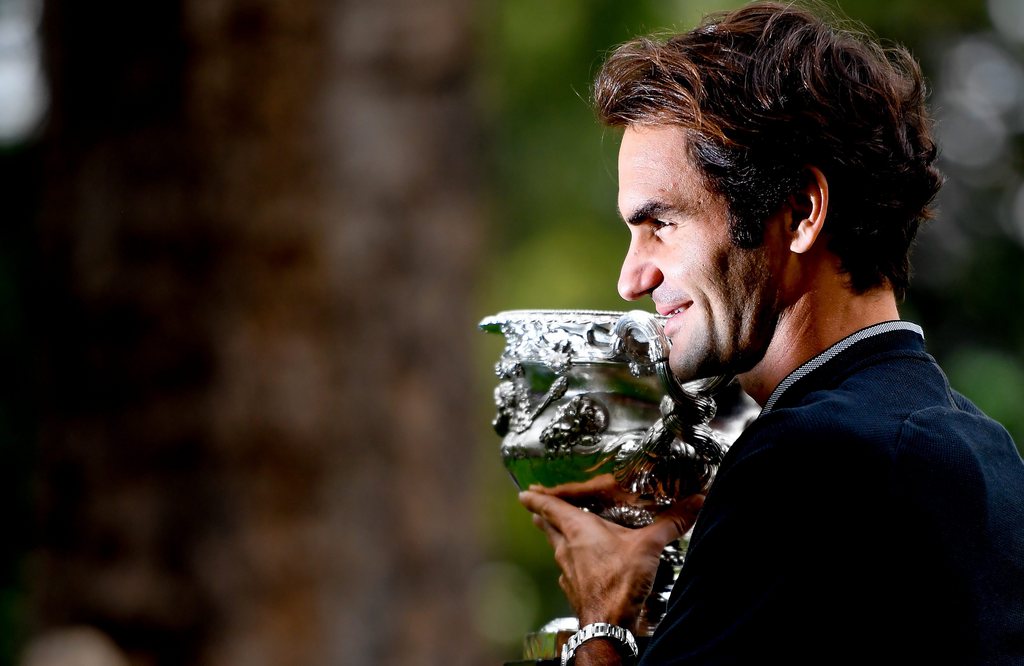 epa05760994 Switzerland's Roger Federer poses with his Australian Open Men's Singles trophy during a photo shoot at Carlton Gardens in Melbourne, Australia, 30 January 2017. Federer defeated Rafael Nadal of Spain in their final match. EPA/FILIP SINGER