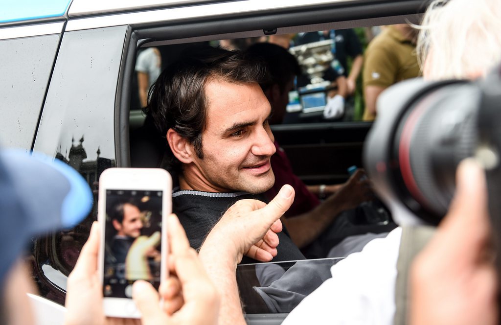 epa05760999 Switzerland's Roger Federer looks on from the window of a vehicle as he leaves after a photo shoot with his Australian Open Men's Singles trophy at Carlton Gardens in Melbourne, Australia, 30 January 2017. Federer defeated Rafael Nadal of Spain in their final match. EPA/FILIP SINGER