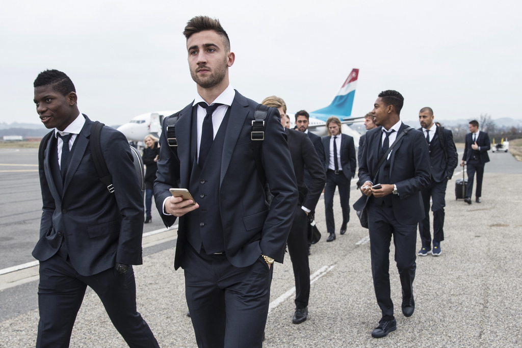 Breel Embolo, vorne links, Andraz Sporar, vorne rechts, und Teamkollegen des FC Basel gehen nach der Landung vom Flugzeug zum Terminal, einen Tag vor dem Europa-League Hinspiel gegen AS St. Etienne am Mittwoch, 17. Februar 2016, auf dem Flughafen in St. Etienne, Frankreich. (KEYSTONE/Peter Klaunzer)