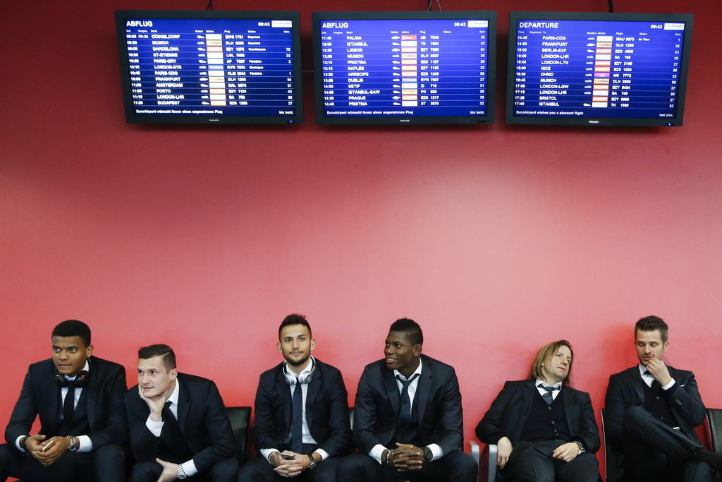 Manul Akanji, Taulant Xhaka, Naser Aliji, Breel Embolo, Spieler des FC Basel, und die Physiotherapeuten Dirk Wuest und Nicolas Unternaehrer, von links nach rechts, vor dem Abflug zum Europa-League Hinspiel gegen AS St. Etienne am Mittwoch, 17. Februar 2016, auf dem Flughafen in Basel. (KEYSTONE/Peter Klaunzer)
