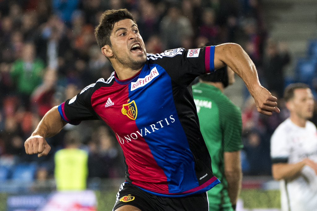 Basler Davide Calla jubelt nach seinem 1:1, im Fussball Meisterschaftsspiel der Super League zwischen dem FC Basel 1893 und dem FC Thun, im Stadion St. Jakob-Park in Basel, am Samstag, 1. Oktober 2016. (KEYSTONE/Anthony Anex)