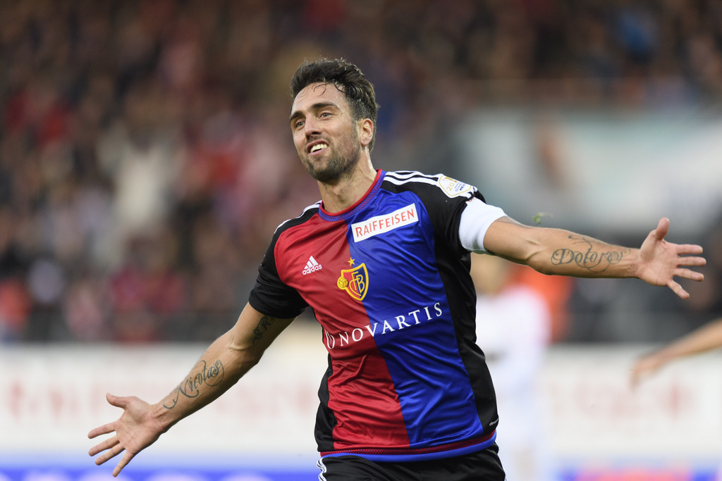 Le joueur balois Matias Delgado celebre le premier but balois lors de la rencontre de football de Super League entre le FC Sion et le FC Bale ce dimanche, 27 novembre 2016 au stade de Tourbillon a Sion. (KEYSTONE/Laurent Gillieron)