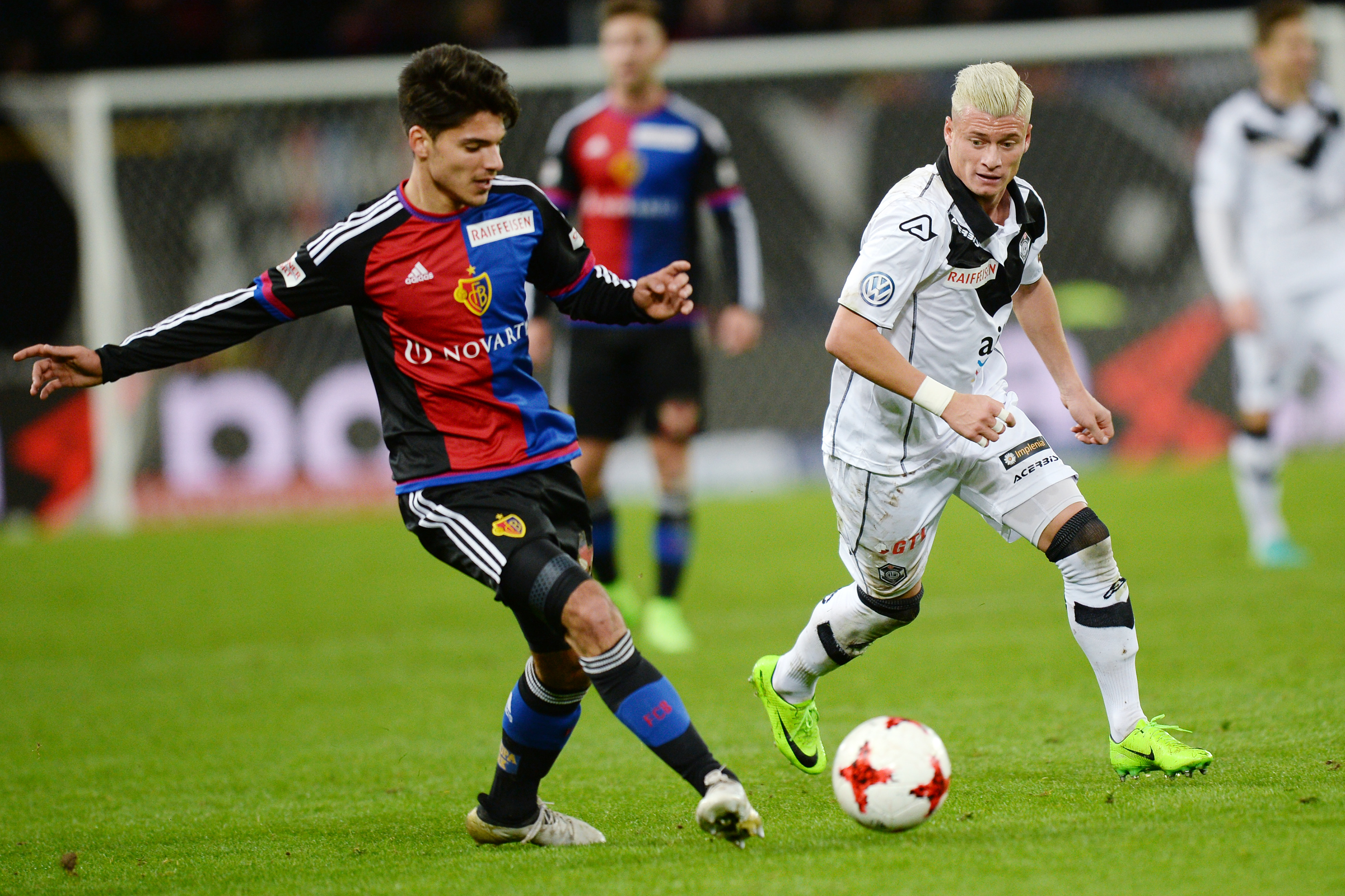 04.02.2017; Basel; Fussball Super League - FC Basel - FC Lugano; Ezgjan Alioski (Lugano) gegen Raoul Petretta (Basel) (Steffen Schmidt/freshfocus)