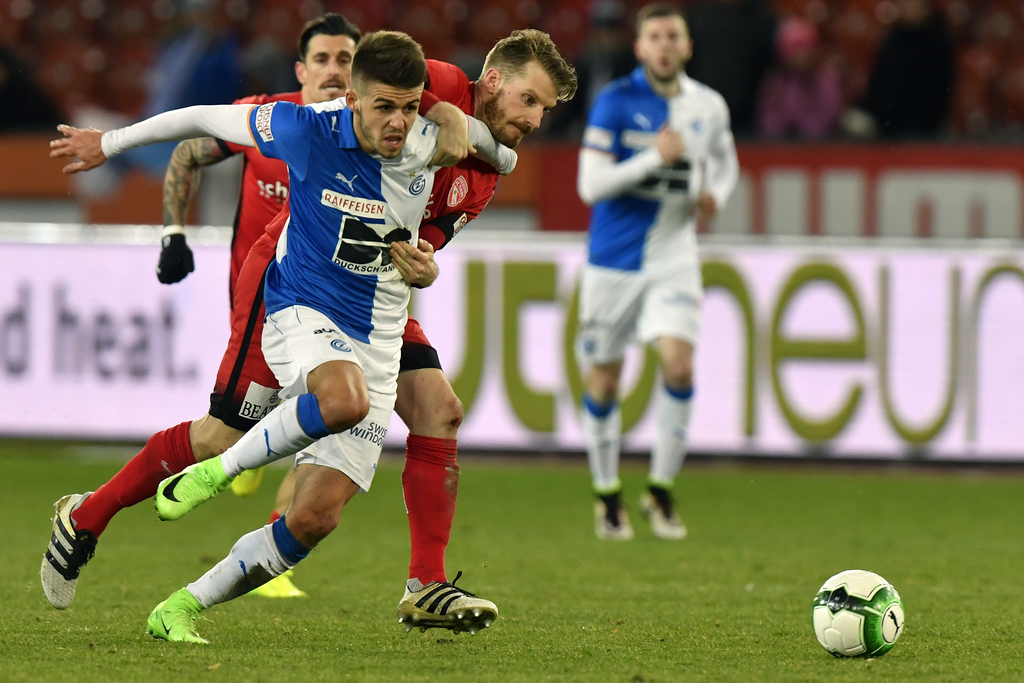 Der Grasshopper Nicolas Hunziker, links, gegen den Thuner Nicolas Schindelholz, rechts, beim Fussballspiel der Super League Grasshopper Club Zuerich gegen den FC Thun im Stadion Letzigrund in Zuerich am Samstag, 4. Februar 2017. (KEYSTONE/Walter Bieri)