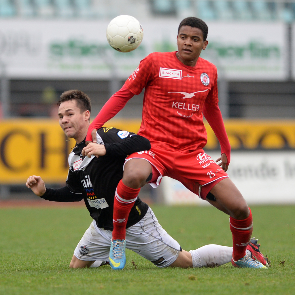 Luganos Patrick Rossini, links, gegegen den Winterthurer Manuel Akanji, rechts, beim Meisterschaftsspiel der Challenge League zwischen dem FC Lugano und dem FC Winterthur am Sonntag, 22. Maerz 2015, im Cornaredo-Stadion in Lugano. (KEYSTONE/Ti-Press/Samuel Golay)