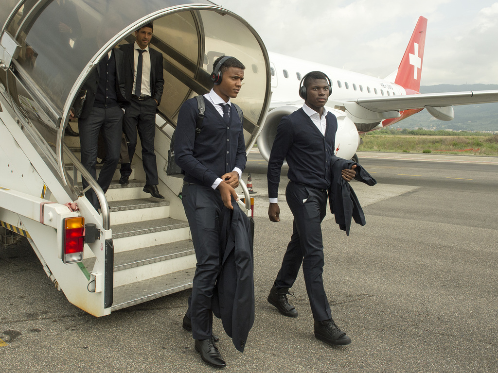 Manuel Akanji, left, and Breel Embolo, right, of Switzerland's soccer team FC Basel 1893 upon their arrival at the airport in Florence, Italy, on Wednesday, September 16, 2015. Switzerland's FC Basel 1893 is scheduled to play against Italy's ACF Fiorentina in an UEFA Europa League group I group stage matchday 1 soccer match on Thursday, September 17, 2015. (KEYSTONE/Georgios Kefalas)
