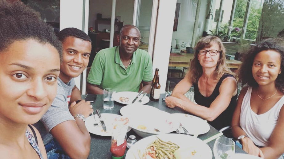 Manuel Akanji (zweiter von links) mit seinen älteren Schwestern (links und rechts) seinem nigerianischen Vater und seiner Schweizer Mutter. 