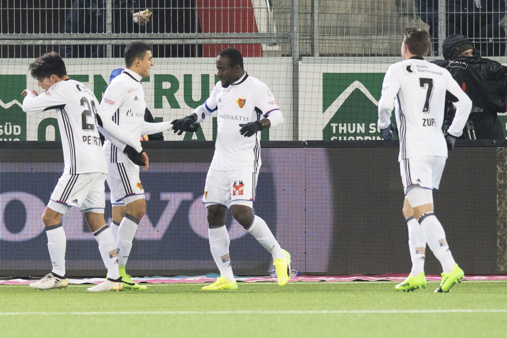 Die Spieler des FC Basel jubeln nach dem Tor zum 0-2, im Fussball Meisterschaftsspiel der Super League zwischen dem FC Thun und dem FC Basel, am Samstag, 11. Februar 2017, in der Stockhorn Arena in Thun. (KEYSTONE/Anthony Anex)
