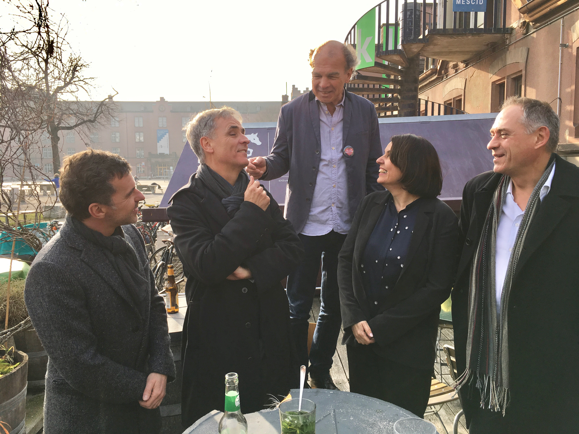 Die Siegerin und die Sieger auf dem Kasernenareal: Philippe Bischof von der Abteilung Kultur, sein ehemaliger Chef Guy Morin, Philipp Cueni vom Abstimmungskomitee, die neue Regierungspräsidentin Elisabeth Ackermann und Bau- und Verklehrsdirektor Hans-Peter Wessels.