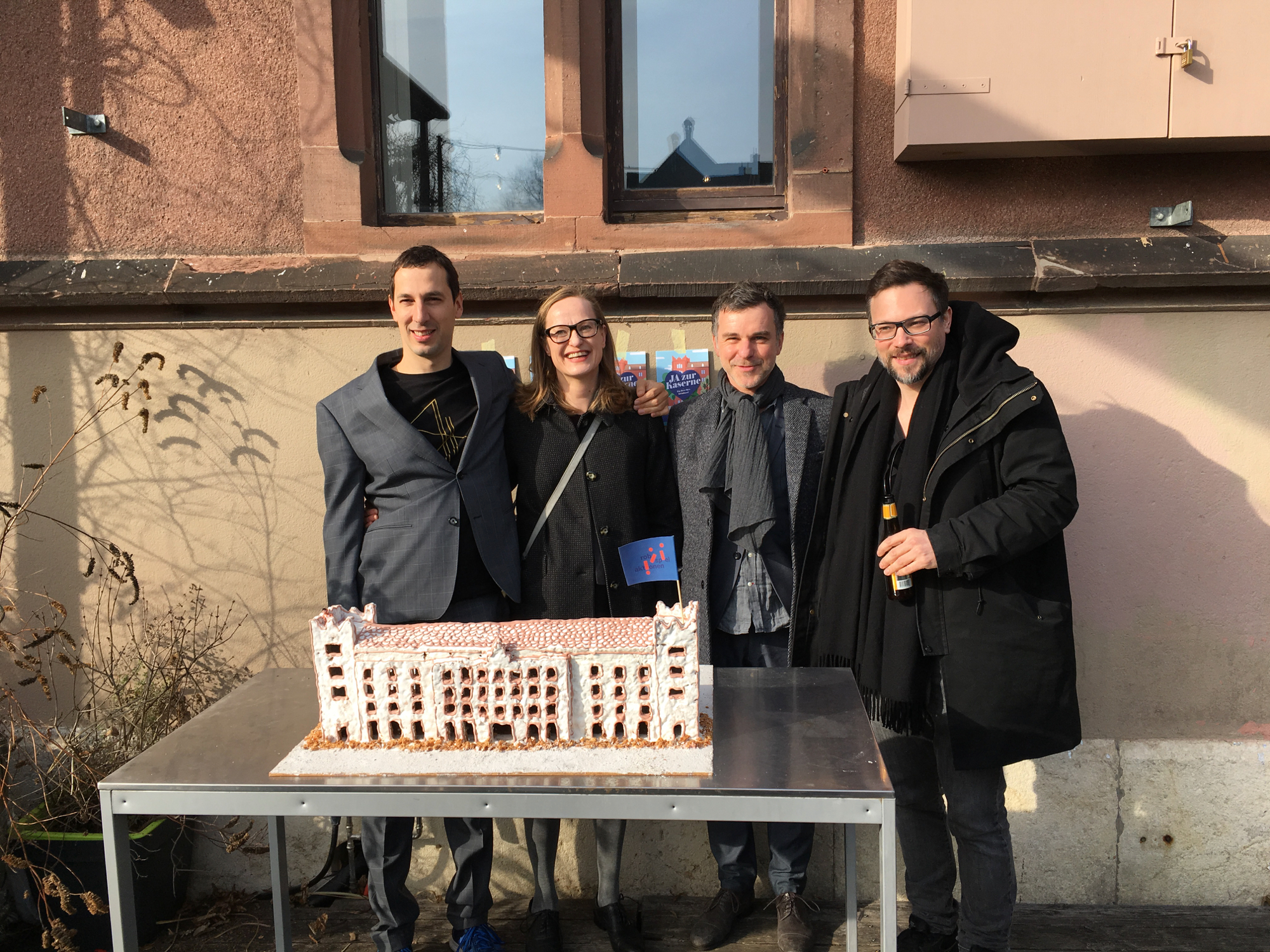 Sonja Kuhn und Philippe Bischof von der Abteilung Kultur, eingerahmt von den beiden Architekten Miquel del Río und Hans Focketyn hinter dem Siegerkuchen.