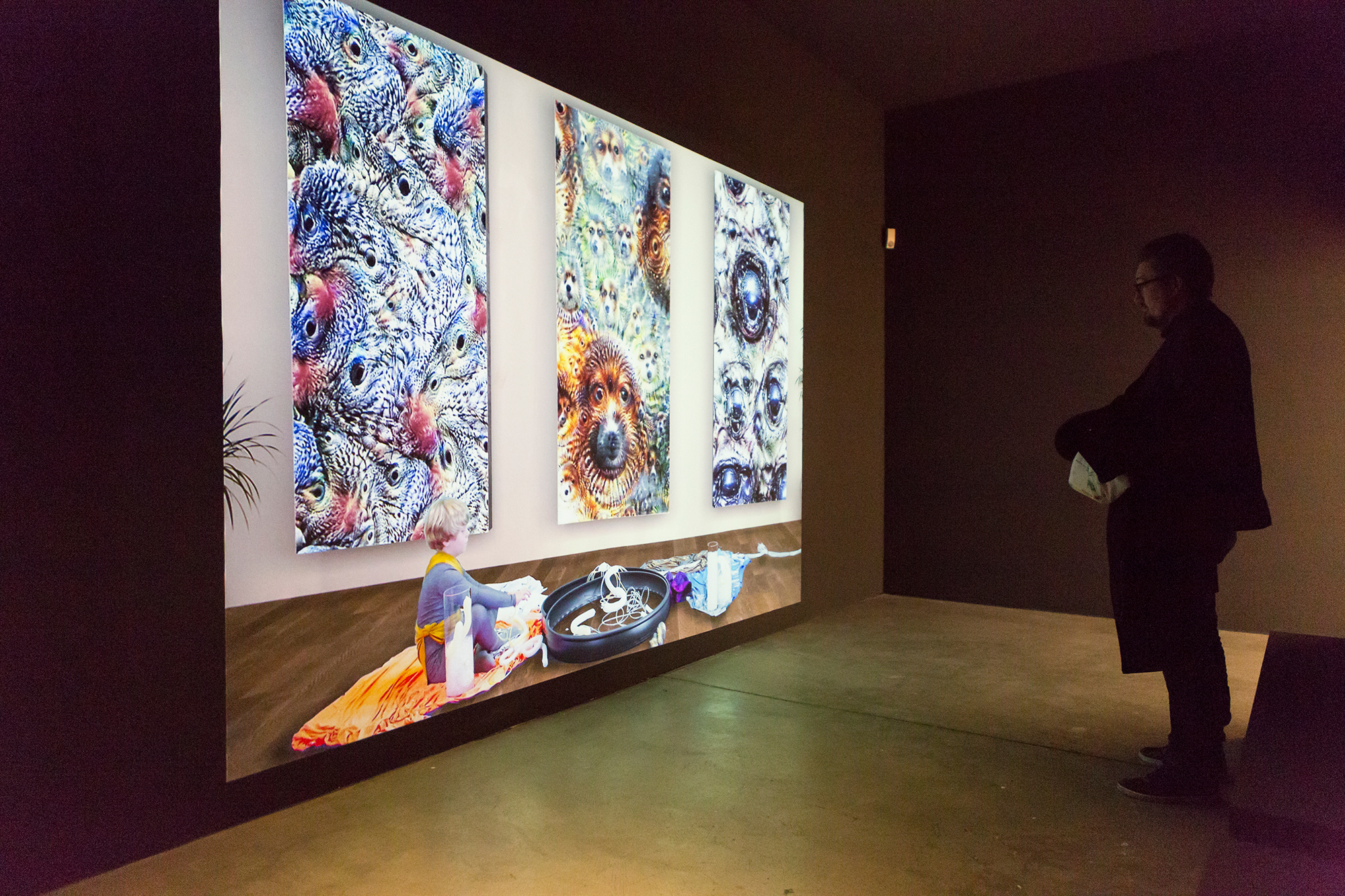 Die Video-Installation «My Elegant Robot Freedom» (2016) von Bruce Sterling, Sheldon Brown und anderen. Sterling stand den Machern der Ausstellung als Berater zur Seite.