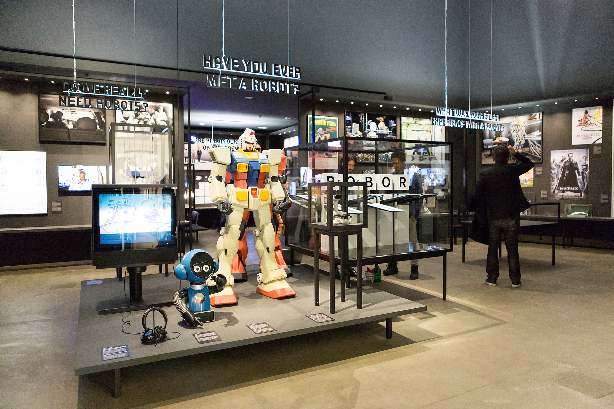 Der erste Raum: Unsere wohlbekannte, von der (Pop-)Kultur geprägte Vorstellung von dem, was ein Roboter ist.