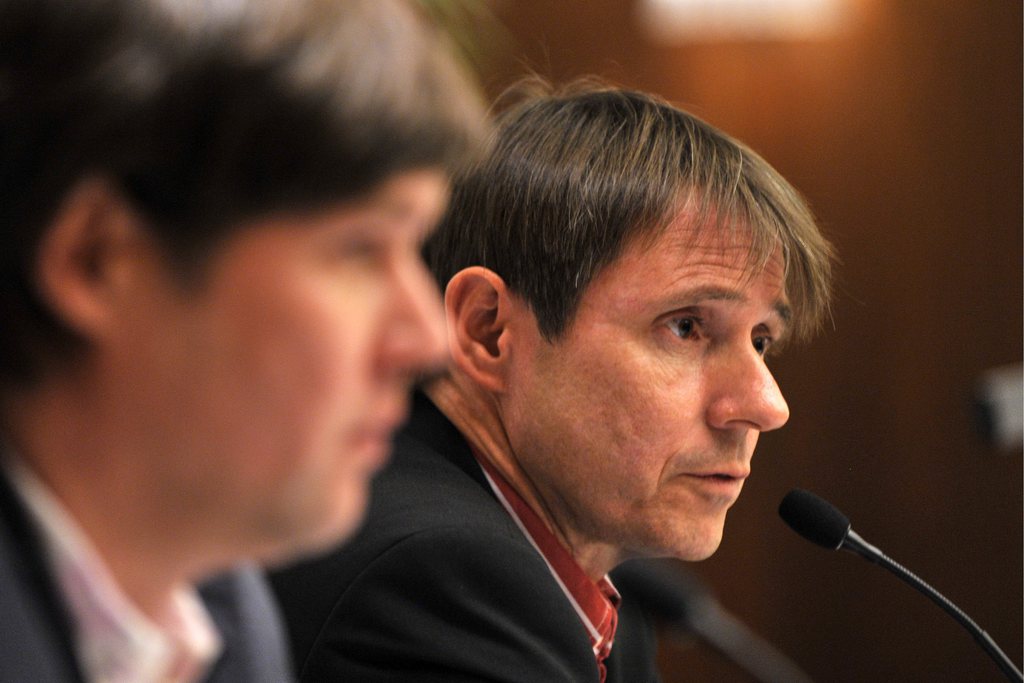 Regisseur Michael Steiner, links, und Bernhard Burgener, Vorstandsvorsitzender der Constantin Schweiz AG, rechts, informieren ueber den Film Sennentuntschi in Basel am Mittwoch, 3. Februar 2010. Die Schweizer Tochterfirma der deutschen Produktionsfirma Constantin Films rettet den Schweizer Film Sennentuntschi indem sie 3.4 Millionen Schweizer Franken in das Projekt steckt. Der Film wird am 14. Oktober in die Kinos kommen. (KEYSTONE/Georgios Kefalas)