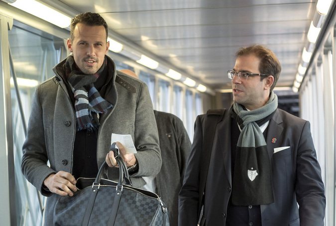 ARCHIV --- ZU DEN ANSTEHENDEN UMWAELZUNGEN BEIM FC BASEL STELLEN WIR IHNEN FOLGENDES BILD ZUR VERFUEGUNG --- Former captain Marco Streller, left, and sport director Georg Heitz, right, of Switzerland's FC Basel 1893 on their departure at the EuroAirport in Basel, Switzerland, on Tuesday, November 22, 2016. Switzerland's FC Basel 1893 is scheduled to play an UEFA Champions League Group stage Group A matchday 5 soccer match against Bulgaria's PFC Ludogorets Razgrad on Wednesday, November 23, 2016. (KEYSTONE/Georgios Kefalas)