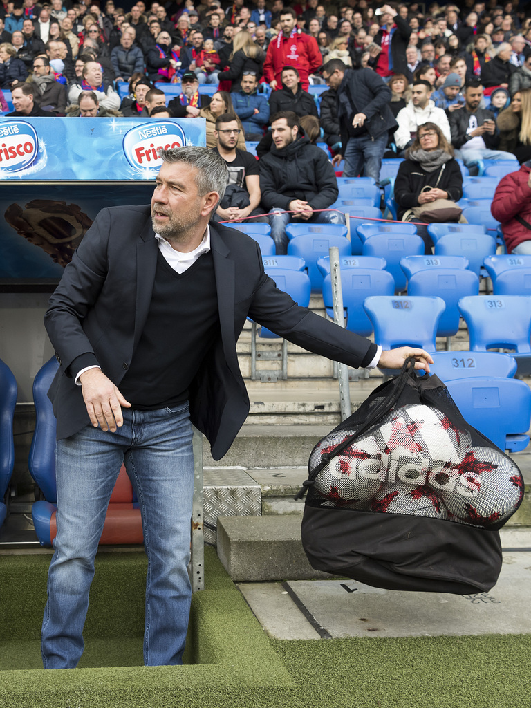 Der Basler Trainer Urs Fischer vor dem Fussball Meisterschaftsspiel der Super League zwischen dem FC Basel 1893 und dem FC Lausanne-Sport, im Stadion St. Jakob-Park in Basel, am Sonntag, 19. Februar 2017. (KEYSTONE/Georgios Kefalas)