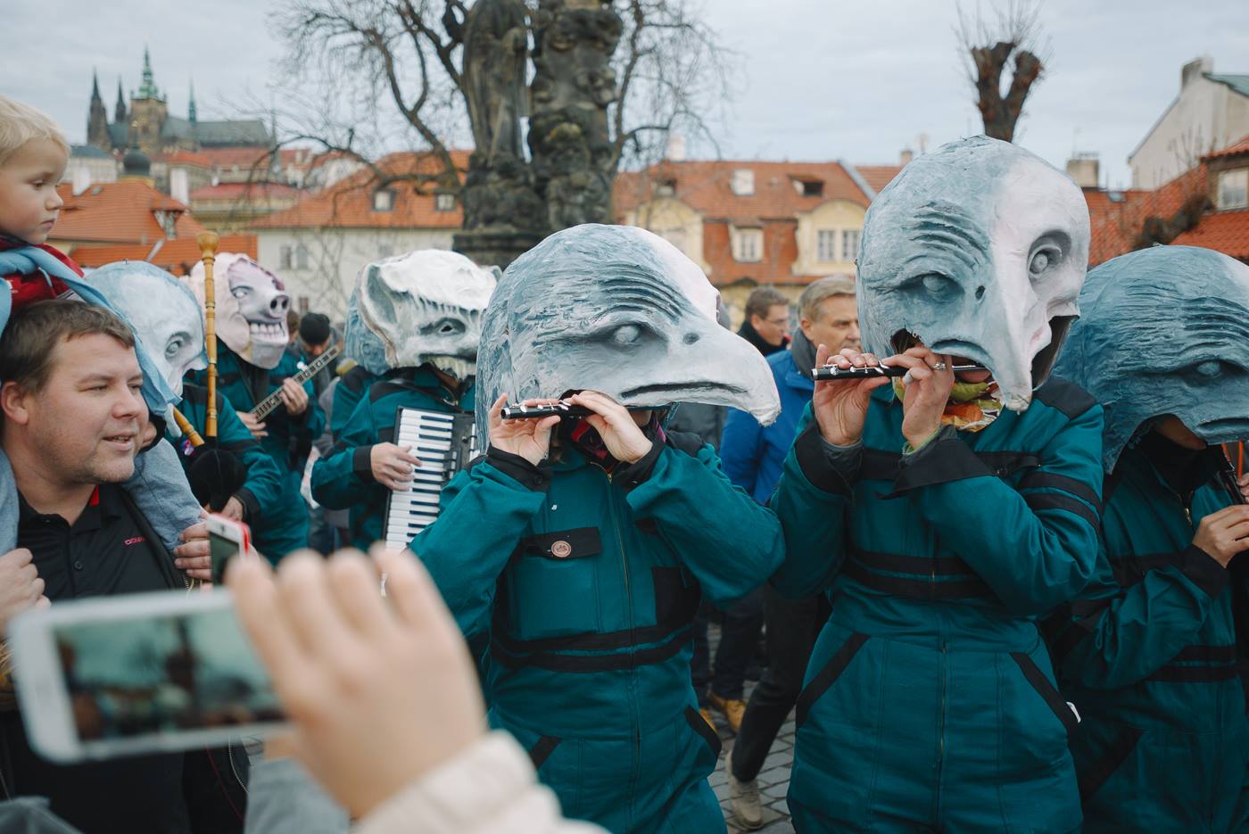 Zwei tschechische «Pfyfferinne»: Olga Cieslarová und ihre Kollegin Nora gaben letztes Jahr auch am 17. November in der Prager Altstadt ein paar Märsche zum Besten.