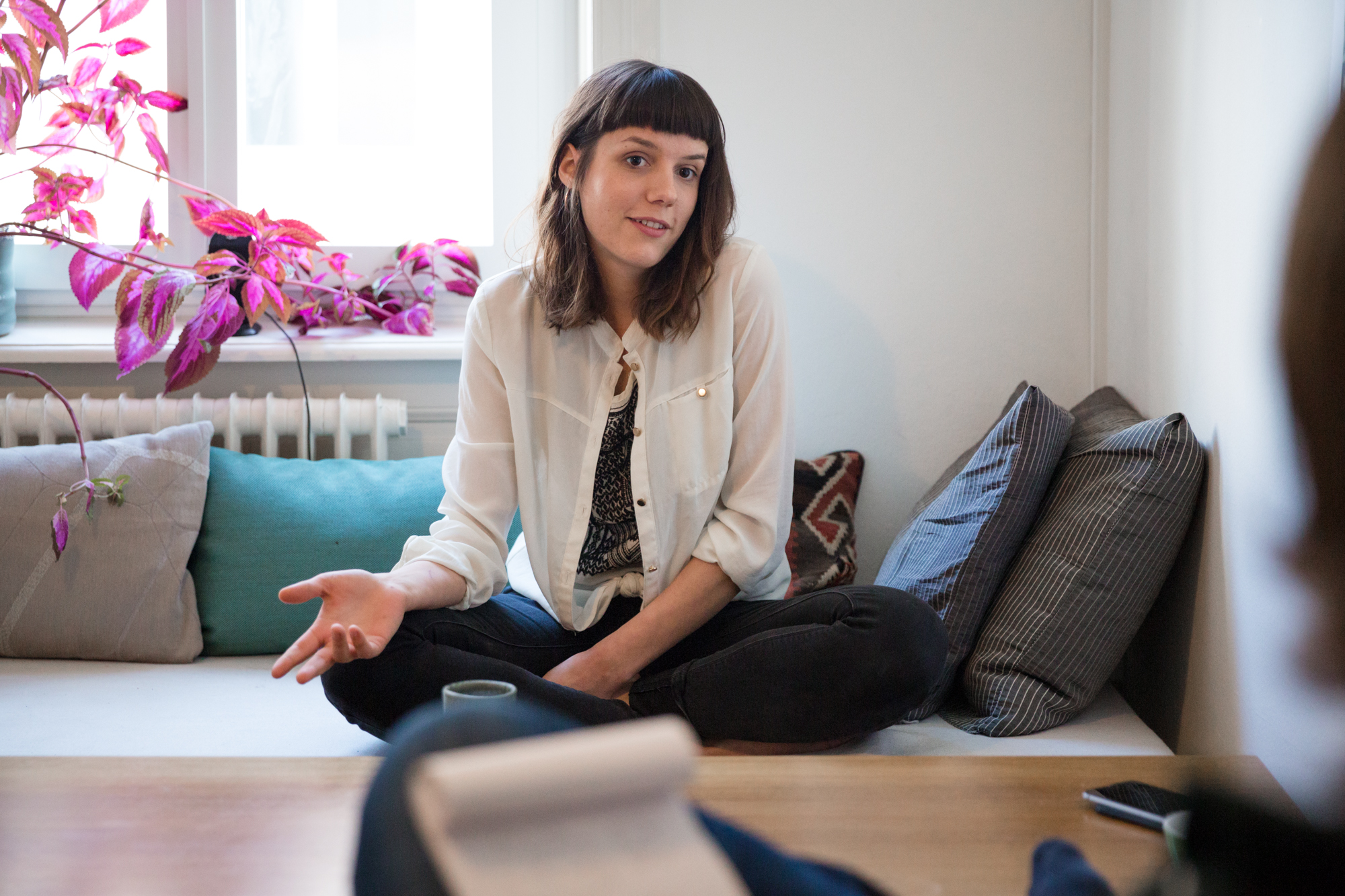 Die Serafyn Sängerin Anna Erhard in ihrer Wohnung im Kleinbasel.