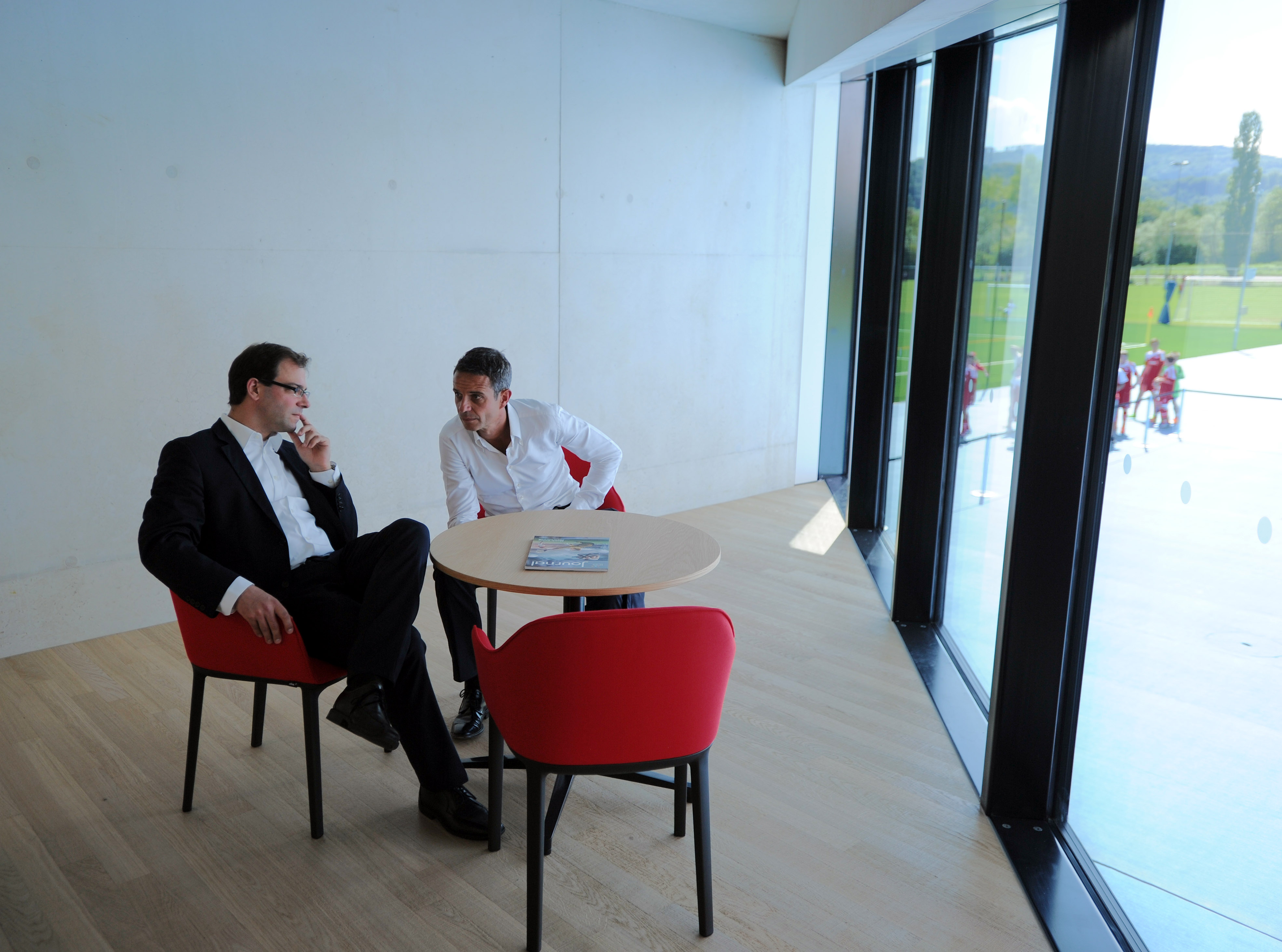FCB Pr�s . Bernhard Heusler und sportchef georg Heitz li im Chefzimmer des Campus Er�ffnung Fussball Campus FC Basel U15 Mannschaft mit der FCB U15 17. 8. 13 copyright Meinrad Sch�n Sportfoto M�hlenstrasse 5a D-79589 Binzen TELEFON 0049-7621-1676087 mobil 00491714155918 FAX: 0049180506034681232 Konto: 6344402 VB Dreil�ndereck L�rrach 68390000 FA L�rrach 19 % UmSst: Steuernr: 11481/02641 IBAN: DE90683900000006344402 (Papierform: DE90 6839 0000 0006 3444 02) BIC: VOLODE66XXX (VB Dreil�ndereck L�rrach) Bank: Volksbank Dreil�ndereck meinradschoen@aol.com fotoms@aol.com sw-sport@de